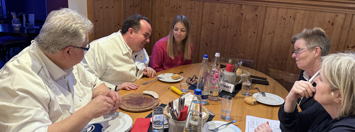 Die Weißwurstprüfer beurteilen die Weißwürste nach verschiedenen Kriterien (©Foto: Martin Schmitz(